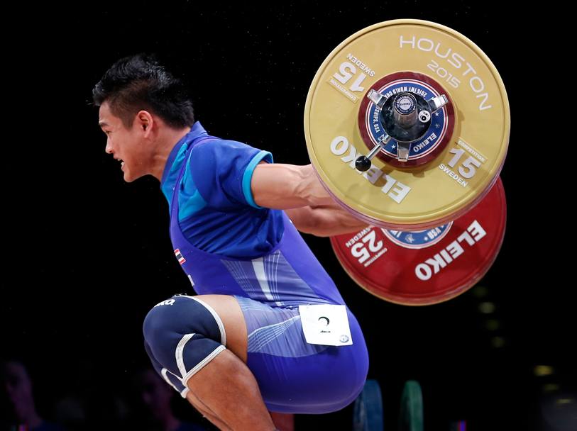 Il thailandese Chatuphum Chinnawong nella gara valida per i 77 kg dei Campionati mondiali di sollevamento pesi in corso Houston (Reuters)